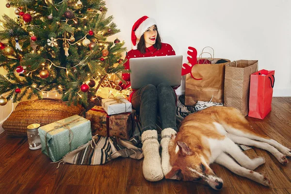 Mujer Feliz Santa Sombrero Trabajo Ordenador Portátil Sentado Con Perro —  Fotos de Stock