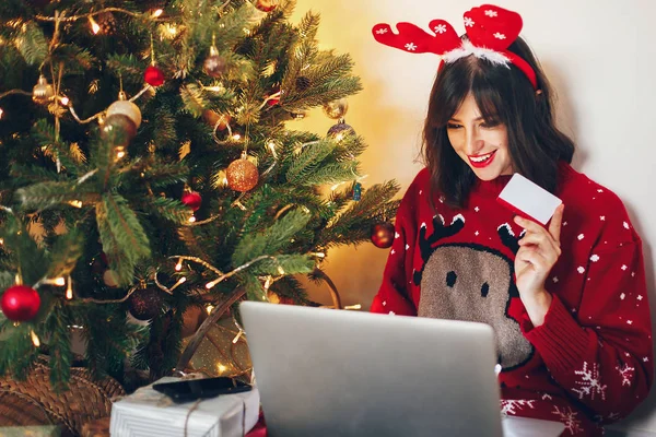 Elegáns Hitelkártya Laptop Vásárlás Karácsonyfa Alatt Ajándékok Rénszarvas Kalapban Online — Stock Fotó