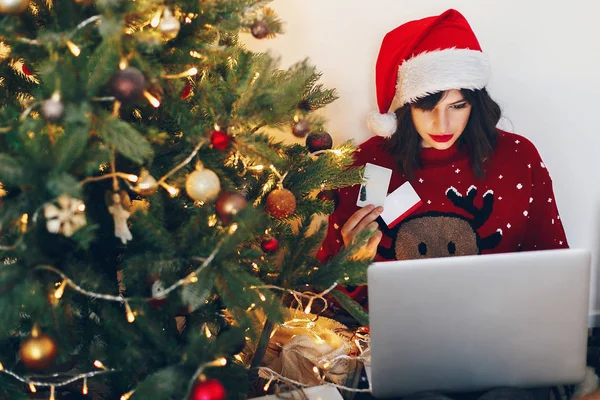 Elegáns Hitelkártyák Laptop Vásárlás Karácsonyfa Alatt Ajándékok Rénszarvas Hat Online — Stock Fotó