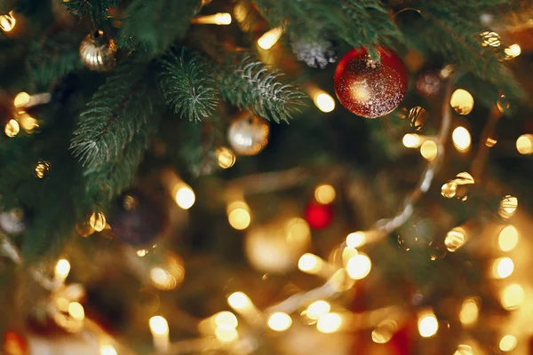 Hermoso Árbol Navidad Elegante Con Luces Guirnalda Adornos Oro —  Fotos de Stock