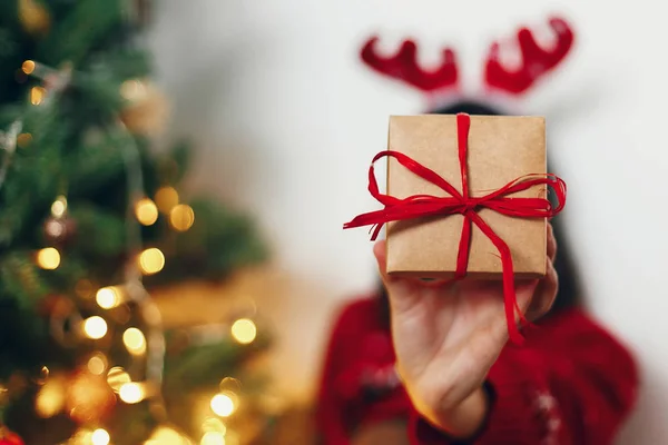 Stylische Bastel Geschenkbox Mit Roter Schleife Frau Mit Rentierhut Hält — Stockfoto