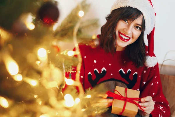 Woman Santa Hat Holding Stylish Gift Box Sitting Christmas Tree — Stock Photo, Image