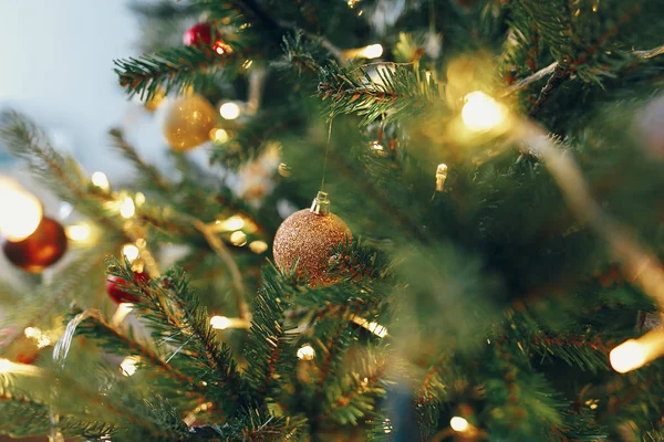 Schöner Stilvoller Weihnachtsbaum Mit Lichtergirlanden Und Goldenen Ornamenten — Stockfoto
