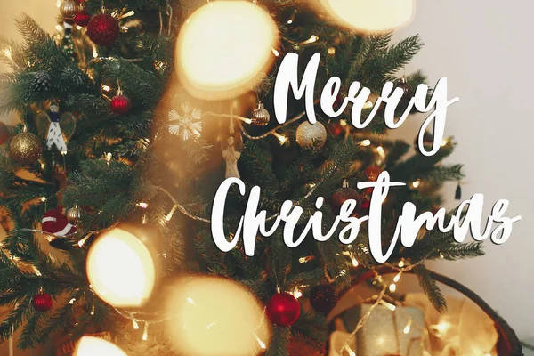Χαρούμενα Χριστούγεννα κείμενο, Χαιρετίσματα εποχές, κομψό χριστουγεννιάτικο δέντρο — Φωτογραφία Αρχείου