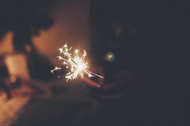 yanan maytap havai fişek bengal ışık tutan el