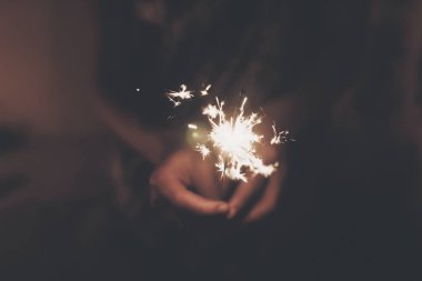 yanan bir maytap havai fişek bengal ışık tutan el. Uzay 