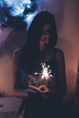 maytap bengal ışık kapalı yanma ile poz gülümseyen esmer kız