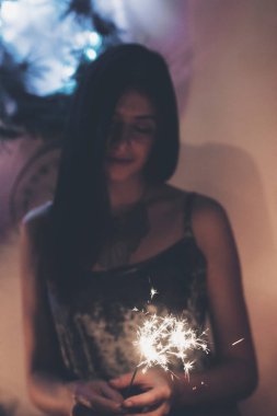 maytap bengal ışık kapalı yanma ile poz gülümseyen esmer kız