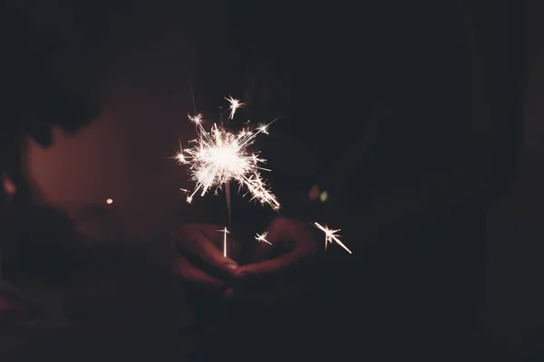 Feliz año nuevo y feliz concepto de Navidad. mano celebración quema — Foto de Stock