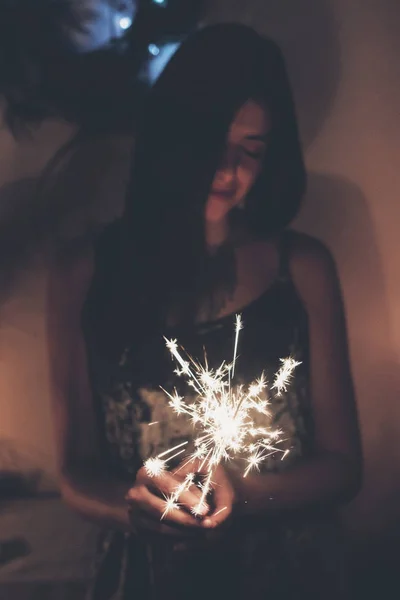 Mujer Joven Sosteniendo Luz Bengala Chispeante Ardiente — Foto de Stock