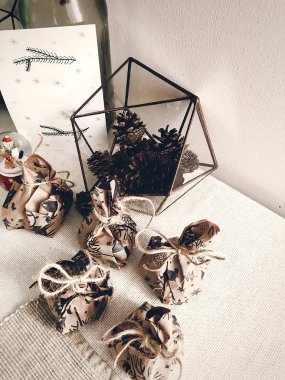 çam dal ve kart ve koni ile tabloda küçük rustik hediyeler