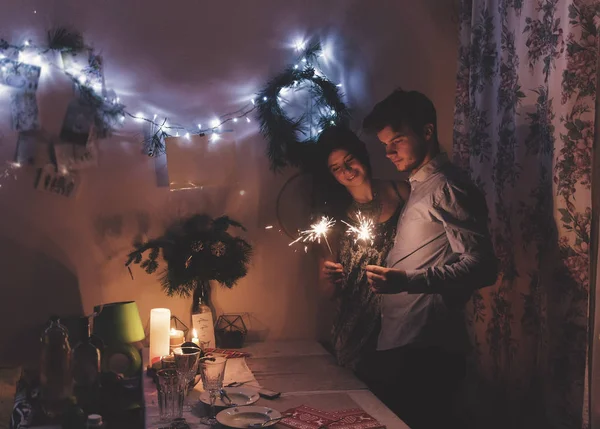Feliz pareja hipster elegante celebración de fuegos artificiales chispas ardientes — Foto de Stock