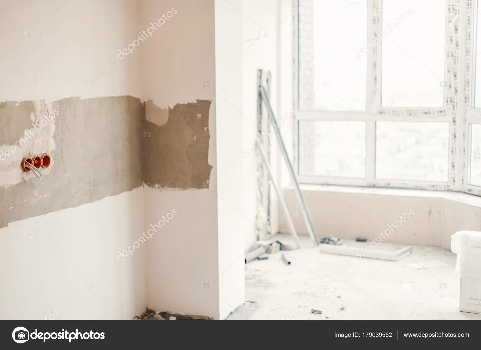 Casa sin terminar en la habitación. — Foto de stock © Sonyachny #179039552