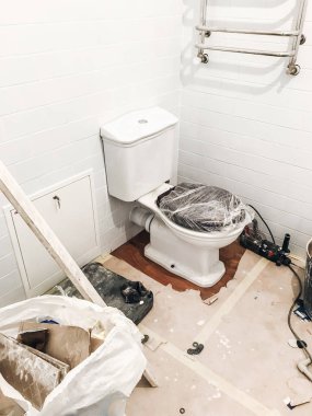 banyo yenileme kavramı. şık beyaz lavabo pan, ahşap oturma ve modern beyaz seramik duvar. 