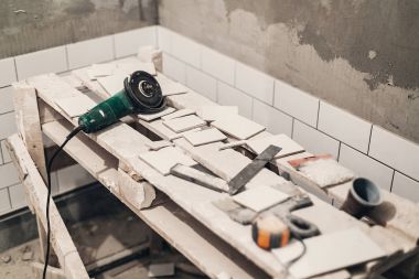 Seramik ve banyo tadilatı ve tuvalet içinde çalışma, gri çimento duvarlar