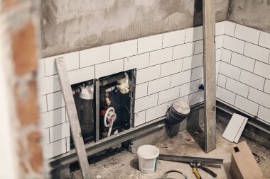 banyo yenileme kavramı. Boru drenaj ve beyaz şık fayans duvar banyoda, tadilatı ve tuvalet içinde çalışma