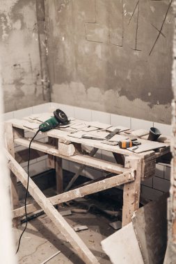 Seramik ve banyo tadilatı ve tuvalet içinde çalışma, gri çimento duvarlar