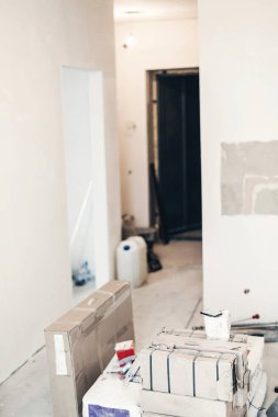 yenileme konsept araç, çimento kutuları ve sepetler içinde Oda tadilatı