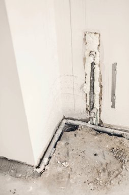 Oda tadilatı içinde modern beyaz duvar sıva üzerinde gri çimento