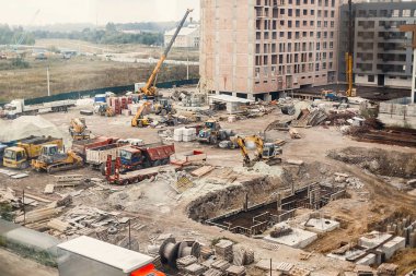 Buldozer, kazı, vinçler ve kum inşaat sitesi 