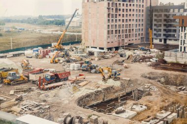 Buldozer, kazı, vinçler ve kum inşaat sitesi 