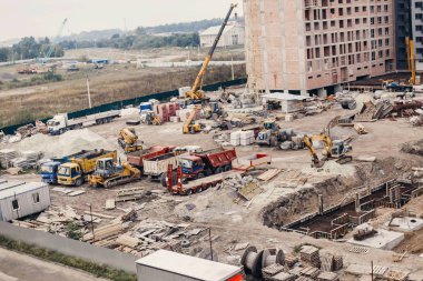 Buldozer, kazı, vinçler ve kum inşaat sitesi 