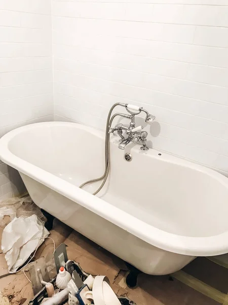 Badsanierungskonzept Elegante Weiße Badewanne Retro Wasserhahn Und Moderne Weiße Keramikfliesen — Stockfoto