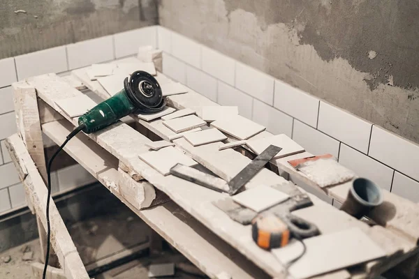 Seramik Banyo Tadilatı Tuvalet Içinde Çalışma Gri Çimento Duvarlar — Stok fotoğraf