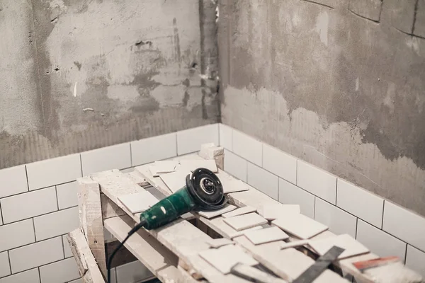 セラミック タイル バスルーム 改修工事 トイレでの作業で灰色のセメントの壁 — ストック写真