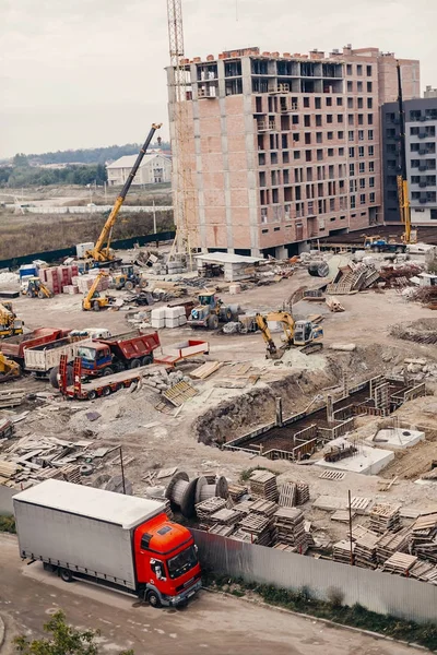 ev tuğla duvarlar, çukur delik ve Vakıflar ile alanı inşa