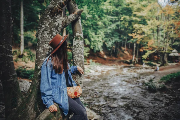 Stilvolles Mädchen Mit Hut Das Den Wald Erkundet Hipster Frau — Stockfoto