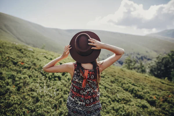 Wanderlust Travel Concept Stylish Traveler Woman Hat Looking Mountains Hipster — Stock Photo, Image