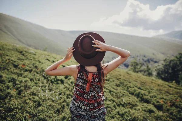 癖和旅游理念 时髦的旅行妇女在帽子看山 时髦的女孩在山顶上旅行 文本空间 大气矩 — 图库照片