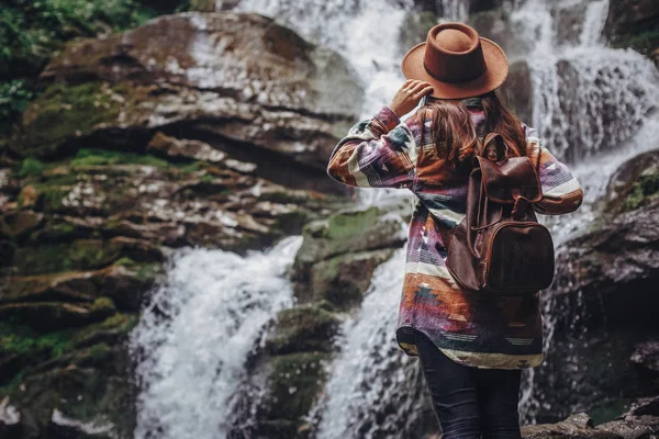 Fille Voyageur Élégant Chapeau Regardant Cascade Explorer Les Bois Femme — Photo