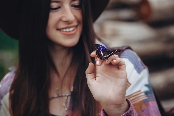 Menina Viajante Elegante Feliz Chapéu Segurando Bela Borboleta Colorida Mão — Fotografia de Stock