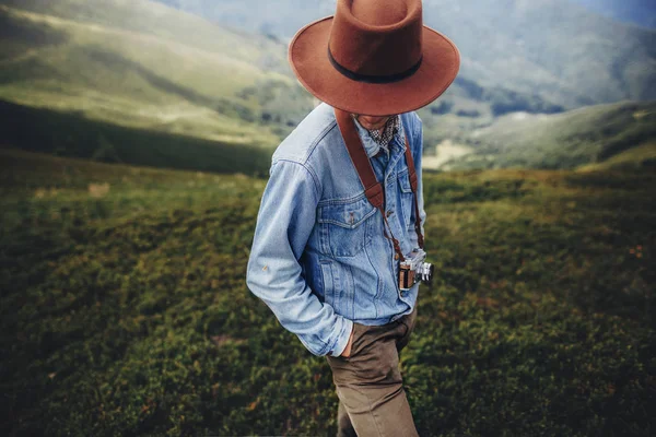 Vagabundeo Concepto Viaje Hombre Viajero Sombrero Con Cámara Fotos Pie —  Fotos de Stock