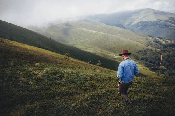 Vagueando Conceito Viagem Homem Viajante Chapéu Com Câmera Foto Andando — Fotografia de Stock