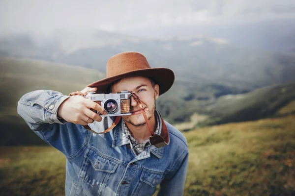 Stilvoller Mann Mit Hut Und Fotokamera Der Auf Den Bergen — Stockfoto