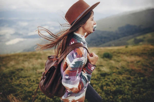 Stilvolles Mädchen Mit Hut Und Rucksack Das Den Bergen Wandert — Stockfoto