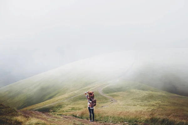 Stijlvolle Reiziger Meisje Hoed Met Rugzak Wandelen Bergen Hipster Vrouw — Stockfoto