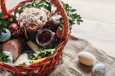 gıda ile şık Paskalya sepeti. horseradish, kırmızı pancar, jambon, tereyağı, Şimşir, sosis ve hasır sepet boyalı yumurta. mutlu paskalyalar. metin için yer