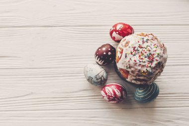 Mutlu Paskalya düz yatıyordu, şık Paskalya ekmek ve rustik ahşap arka plan üstten görünüm üzerinde yumurta boyalı. tebrik kartı. metin için yer