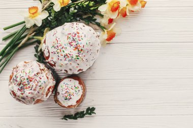 Mutlu Paskalya düz yatıyordu, şık Paskalya ekmek ve yumurta rustik ahşap arka plan üstten görünüm sarı çiçek ve yeşillik boyalı. tebrik kartı. metin için yer