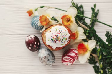 Mutlu Paskalya düz yatıyordu, şık Paskalya ekmek ve yumurta üzerinde rustik ahşap arka plan üstten görünüm mum sarı çiçek ve yeşillik ile boyalı. tebrik kartı. metin için yer