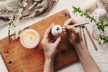 Modern Paskalya yortusu yumurta üstten görünüm resim ver. tatil, Paskalya kutlamaları için hazırlık. şık boyalı yumurta. balmumu ve mum ile yumurta boyama işlemi. Aile gelenekleri. düz lay