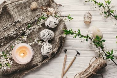 taze bahar çiçekleri en iyi manzaralı rustik arka plan üzerinde modern Paskalya yumurta. Mutlu Paskalya şık tebrik kartı. minimalist boyalı yumurta. yatıyordu Paskalya düz instagram veya blog için