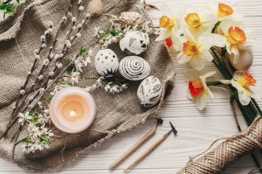 taze bahar çiçekleri ve Nergis Tepe manzaralı rustik arka plan üzerinde modern Paskalya yumurta. Mutlu Paskalya tebrik kartı. şık boyalı yumurta. yatıyordu Paskalya düz instagram veya blog için