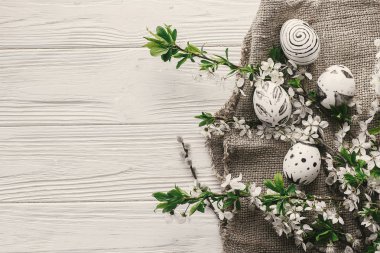 Modern Paskalya düz yatıyordu. taze bahar çiçekleri en iyi manzaralı rustik Beyaz ahşap arka plan üzerinde şık Paskalya yumurta. metin için yer. şık boyalı yumurta. Mevsimlik tebrik kartı