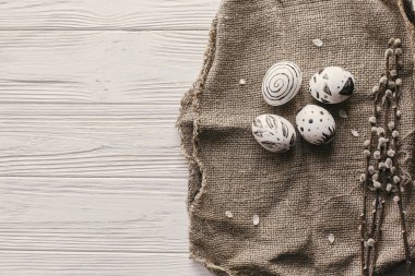 Modern Paskalya düz yatıyordu. willow en iyi manzaralı rustik Beyaz ahşap arka plan üzerinde şık Paskalya yumurta. metin için yer. minimalist şık boyalı yumurta. Mevsimlik tebrik kartı