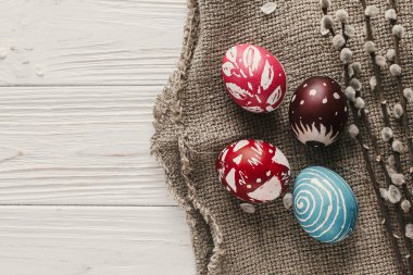 Modern Paskalya düz yatıyordu. rustik Beyaz ahşap arka plan üstten görünüm üzerinde şık renkli Paskalya yumurtaları. metin için yer. şık boyalı yumurta. Mevsimlik tebrik kartı
